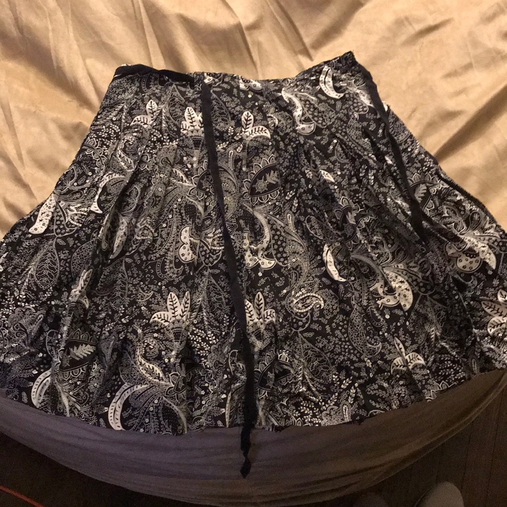 Black & white paisley and leaf pleated wrap skirt.